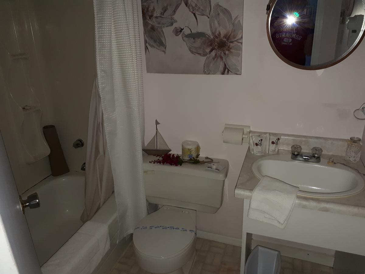 Hotel Au Vieux Bardeau Deschambault ภายนอก รูปภาพ